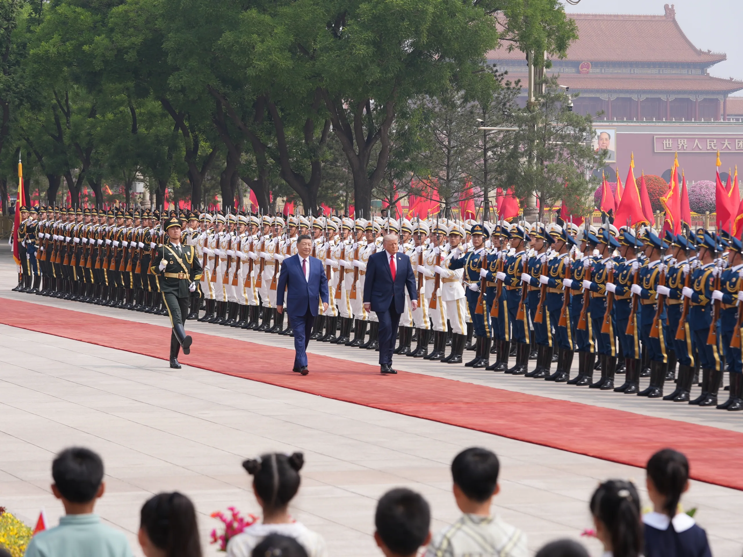 Presidente chinês Xi Jinping e seu homólogo estadunidense, Donald Trump passam revista à guarda de honra das Três Forças do Exército de Libertação Popular (ELP), durante cerimônia de recepção no Grande Salão do Povo, em Pequim. 14 de maio de 2026