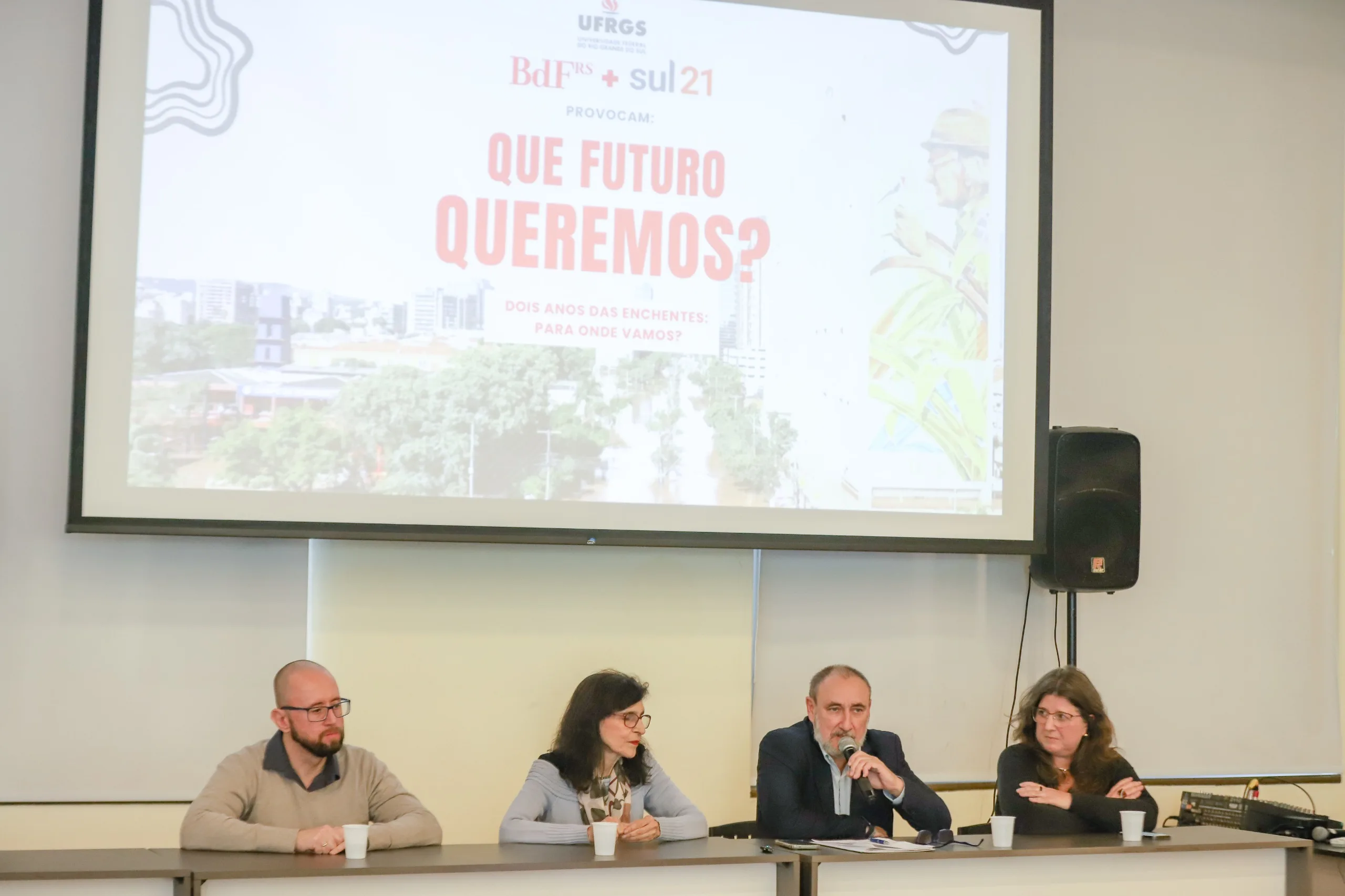 O evento contou com a participação, na mesa de abertura, do jornalista Luís Eduardo Gomes, do Sul21; da editora do Brasil de Fato RS, Katia Marko; da reitora da Ufrgs, Márcia Barbosa; e do superintendente do Ministério do Desenvolvimento Agrário (MDA) no estado, Milton Bernardes
