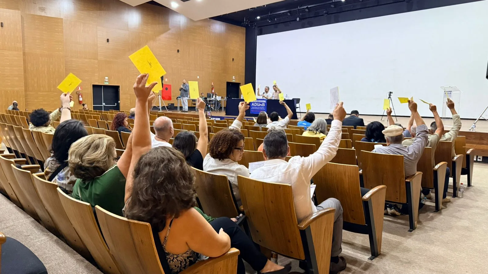 Docentes da UnB aprovaram novas ações de mobilização e devem decidir sobre paralisação na próxima semana.