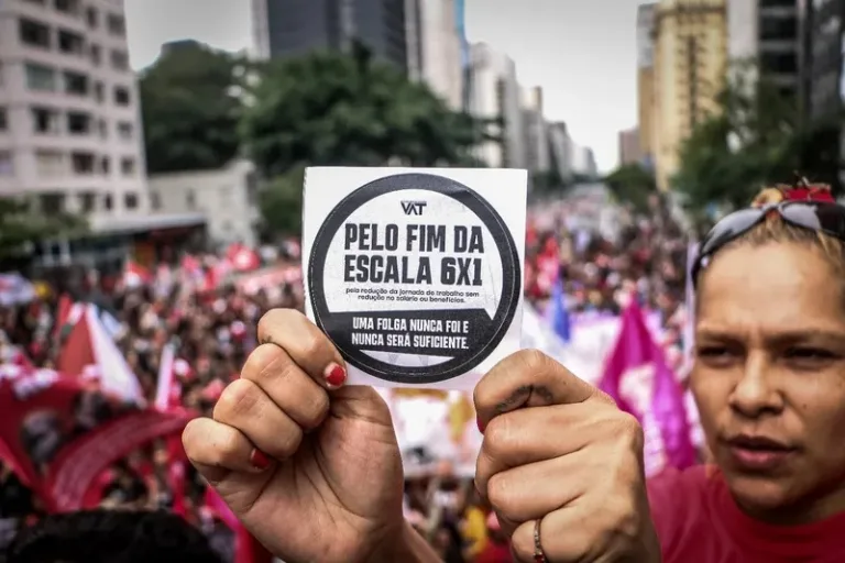 Proposta do Centrão e da direita adia fim da escala 6x1 e prevê até 52h semanais