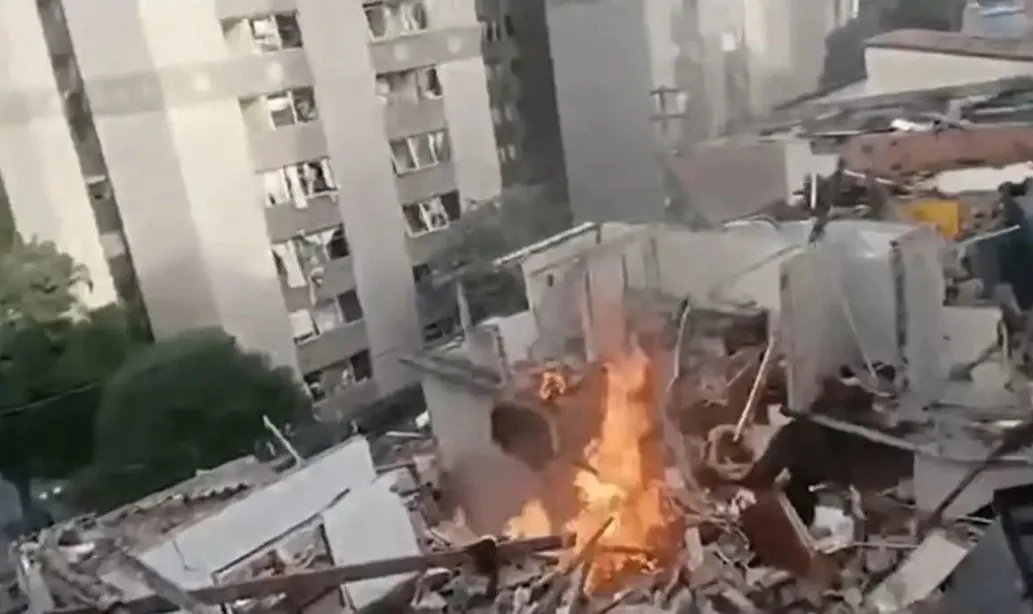 Explosão deixou um homem morto, três pessoas feridas e residências destruídas