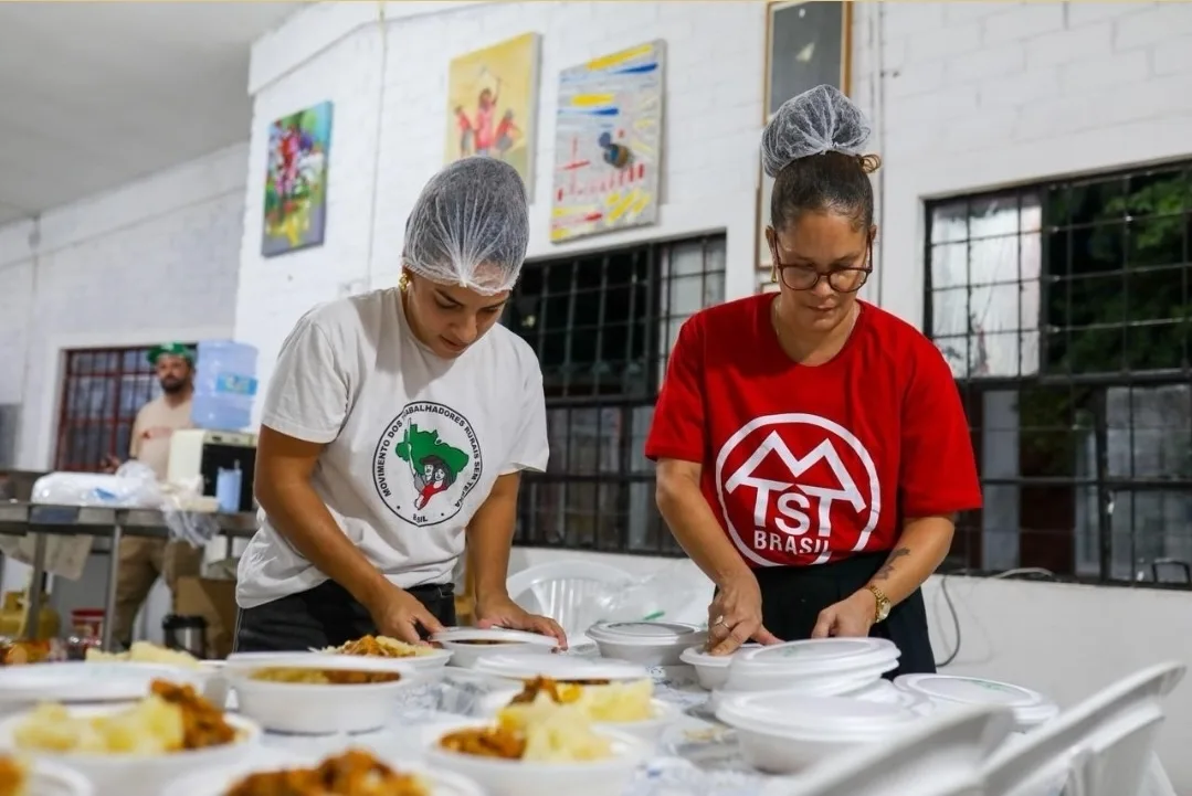 A deputada Rosa Amorim (PT), ligada ao MST, e a vereadora recifense Jô Cavalcanti (Psol), ligada ao MTST, se somaram à produção de marmitas a serem doadas às famílias atingidas pelas chuvas em Pernambuco