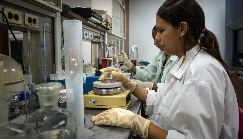 Técnicos de laboratório trabalham no Centro de Engenharia Genética e Biotecnologia em Camagüey, Cuba, em 19 de junho de 2015.