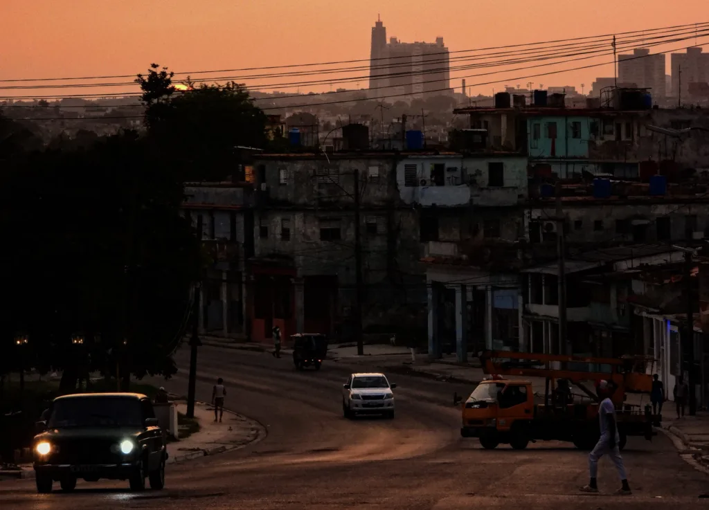 O sol se põe em Havana durante um apagão em 26 de junho de 2024.