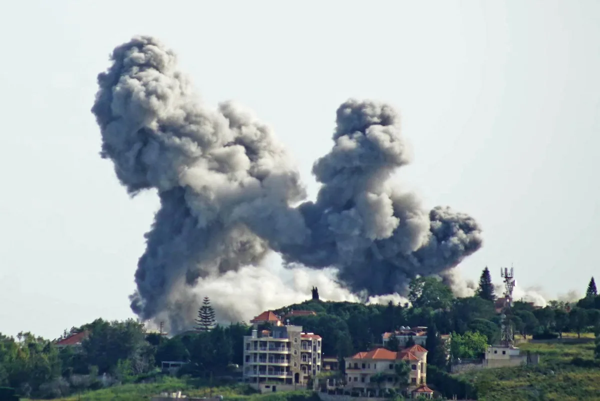 Fumaça no local de um ataque aéreo israelense que atingiu a vila de Choukine, no sul do Líbano