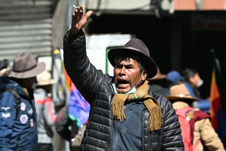 'Rodrigo Paz tenta se sustentar na base da repressão', afirma analista sobre atos na Bolívia