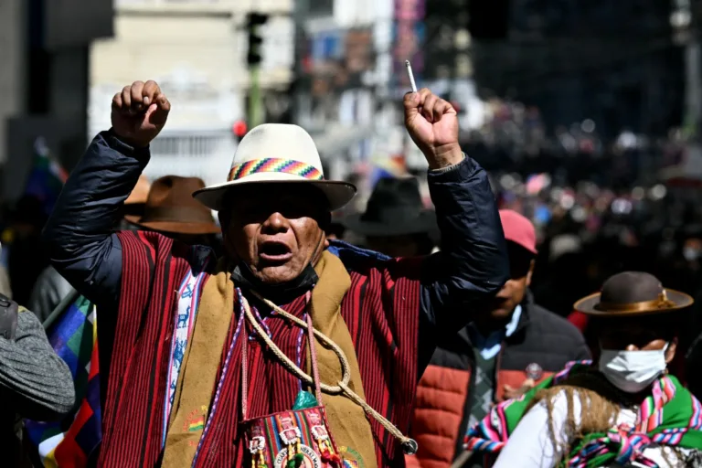Sobe para 32 número de bloqueios em estradas bolivianas por renúncia de presidente
