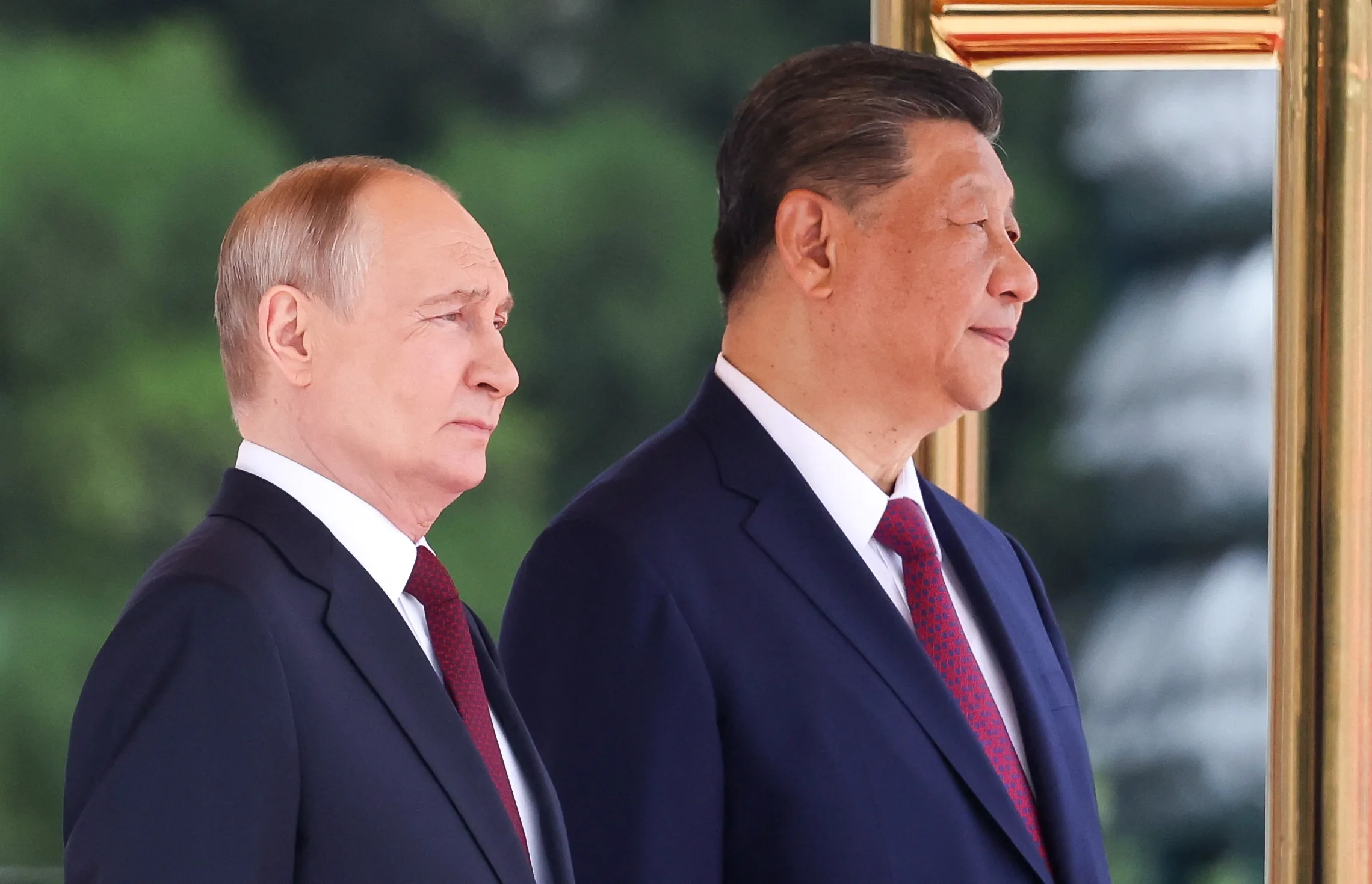 Nesta fotografia divulgada pela agência estatal russa Sputnik, o presidente da Rússia, Vladimir Putin, e o presidente da China, Xi Jinping, participam de uma cerimônia de boas-vindas no Grande Salão do Povo, em Pequim, em 20 de maio de 2026.