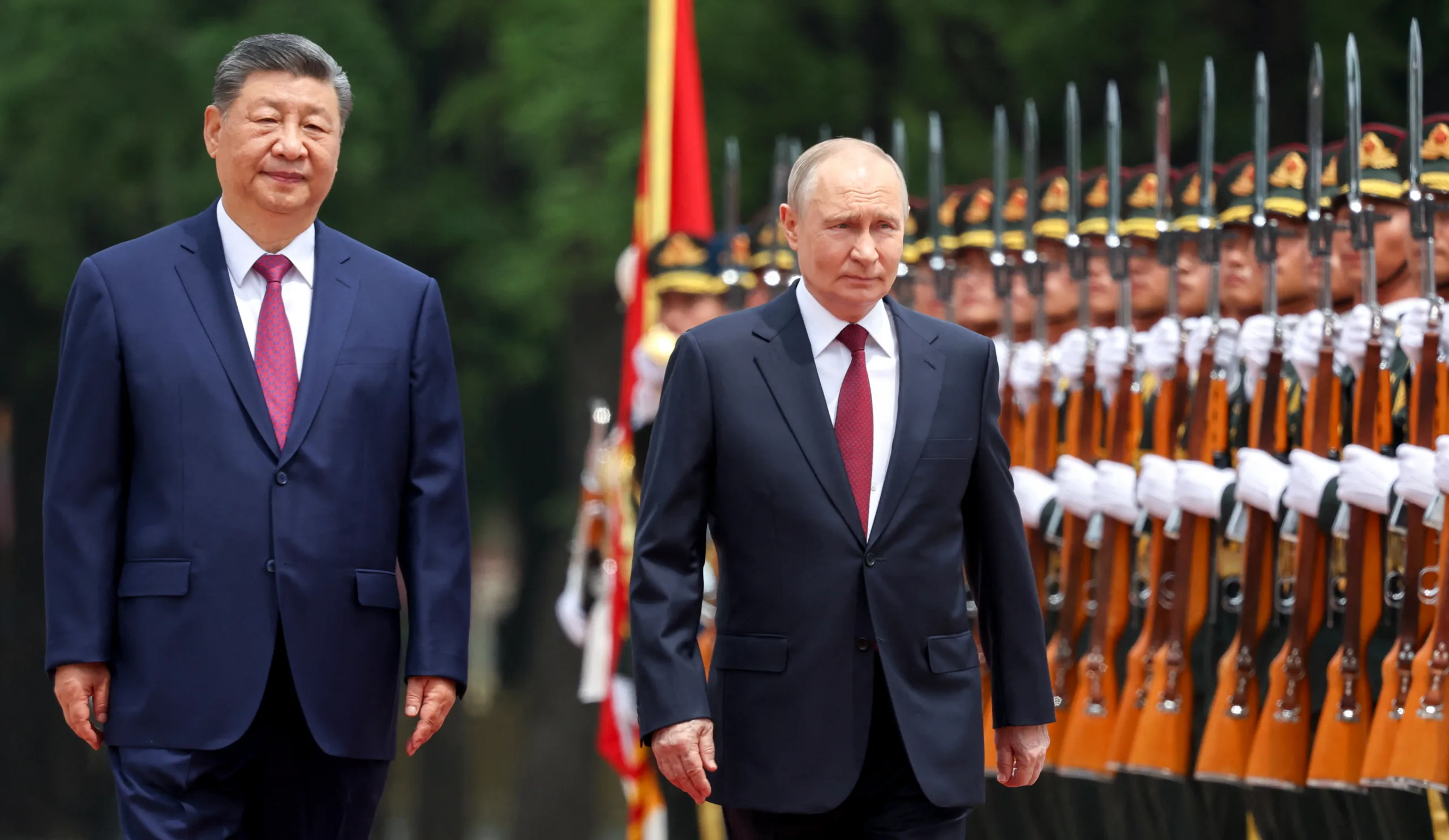 Presidente da Rússia, Vladimir Putin, e presidente da China, Xi Jinping, passam revista à guarda de honra das Três Forças do Exército de Libertação Popular (ELP), durante cerimônia de recepção no Grande Salão do Povo, em Pequim. 20 de maio de 2026