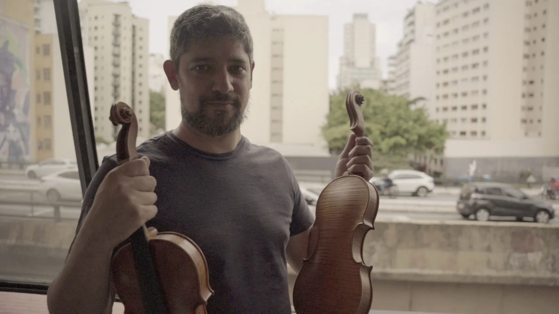 O luthier André Amaral em sua janela de frente para o minhocão