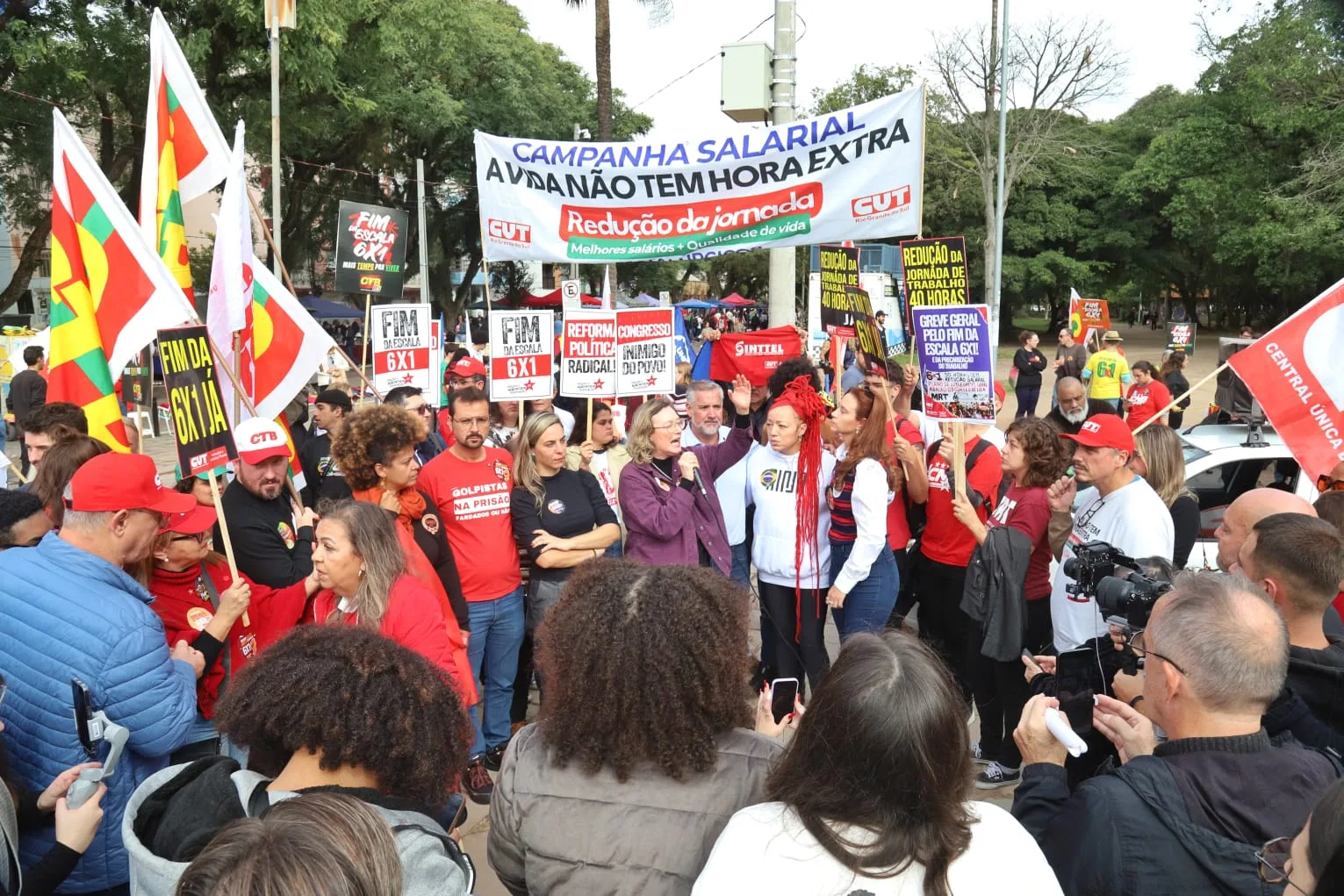 Lideranças políticas, sindicais e de movimentos sociais participaram do ato pelo fim da escala 6x1 na capital gaúcha