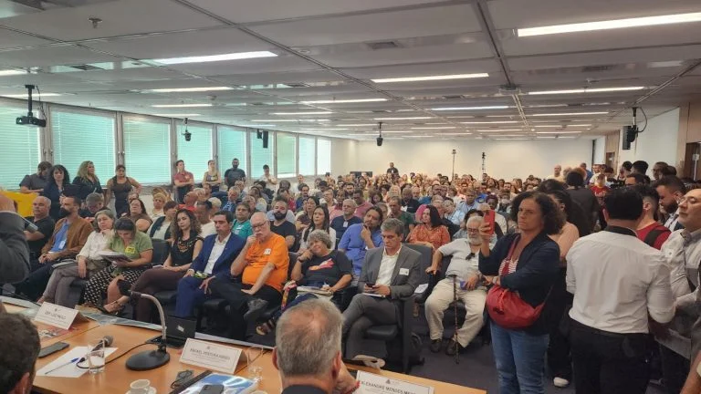 Auditório da Alerj lotado com servidores do estado para discutir recomposição salarial