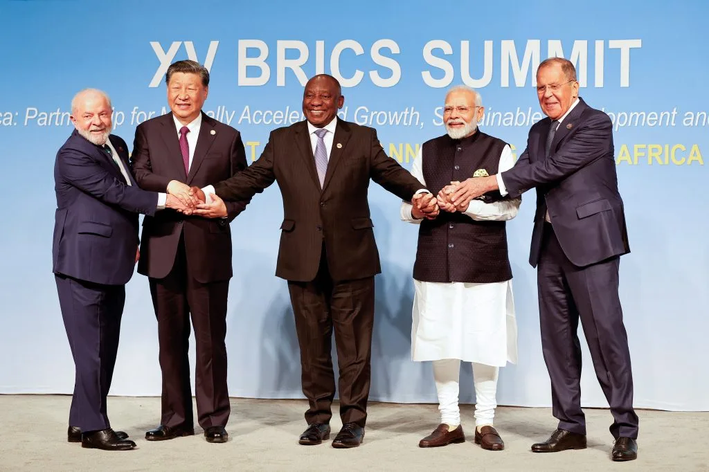 O presidente do Brasil, Luiz Inácio Lula da Silva, o presidente da China, Xi Jinping, o presidente da África do Sul, Cyril Ramaphosa, o primeiro-ministro da Índia, Narendra Modi, e o ministro das Relações Exteriores da Rússia, Sergei Lavrov, posam para uma foto em grupo na Cúpula do BRICS em Joanesburgo, em 23 de agosto de 2023.