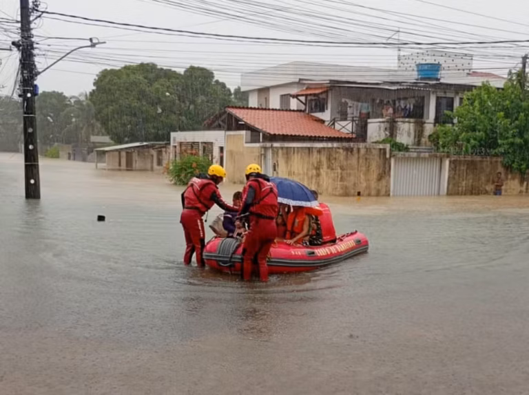 Chuvas desalojam famílias e deixam cidades em alerta no Grande Recife; governo anuncia apoio