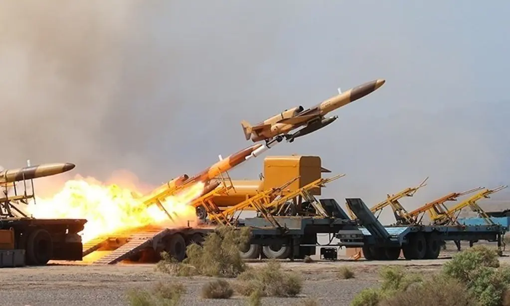 Lançamento de drones militares iranianos, especificamente o modelo Karra