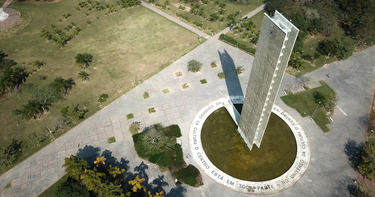 Foto aérea da torre do relógio da USP, símbolo da Universidade