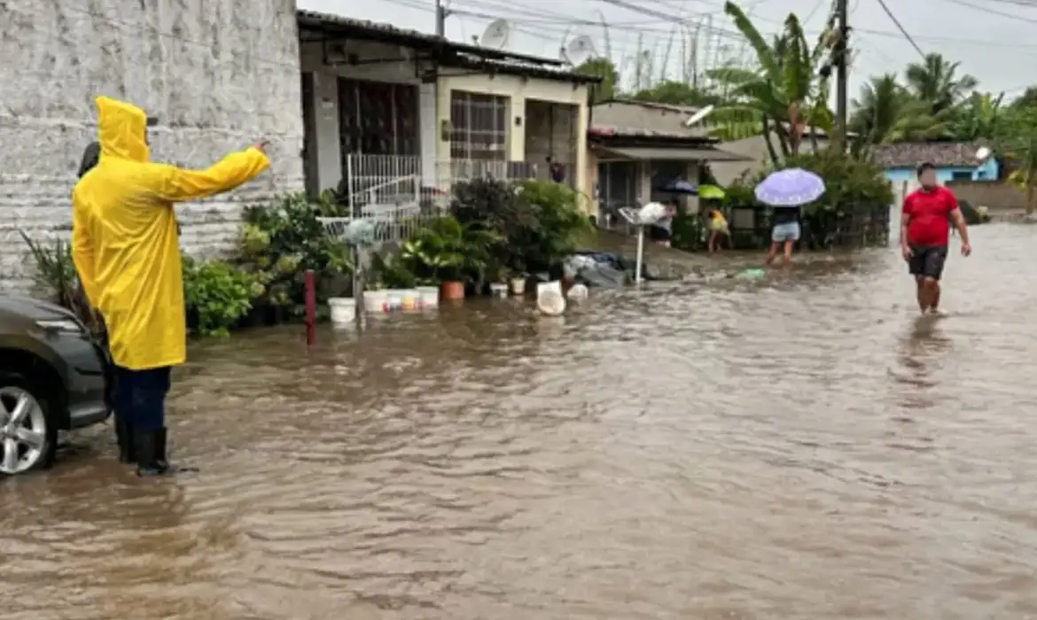 Milhares de pessoas foram afetadas pelas fortes chuvas em Pernambuco