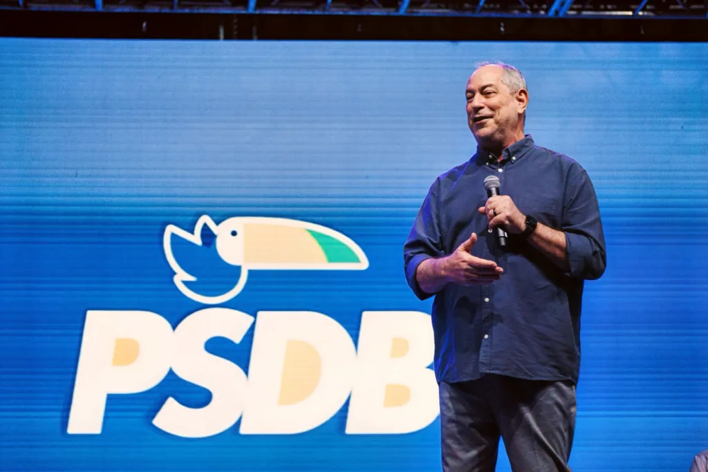 Em nota, o presidente nacional do PSDB, Aécio Neves informou que recebeu um telefonema de Ciro Gomes informando, formalmente, a intenção de lançar oficialmente a sua pré-candidatura ao governo do Ceará.