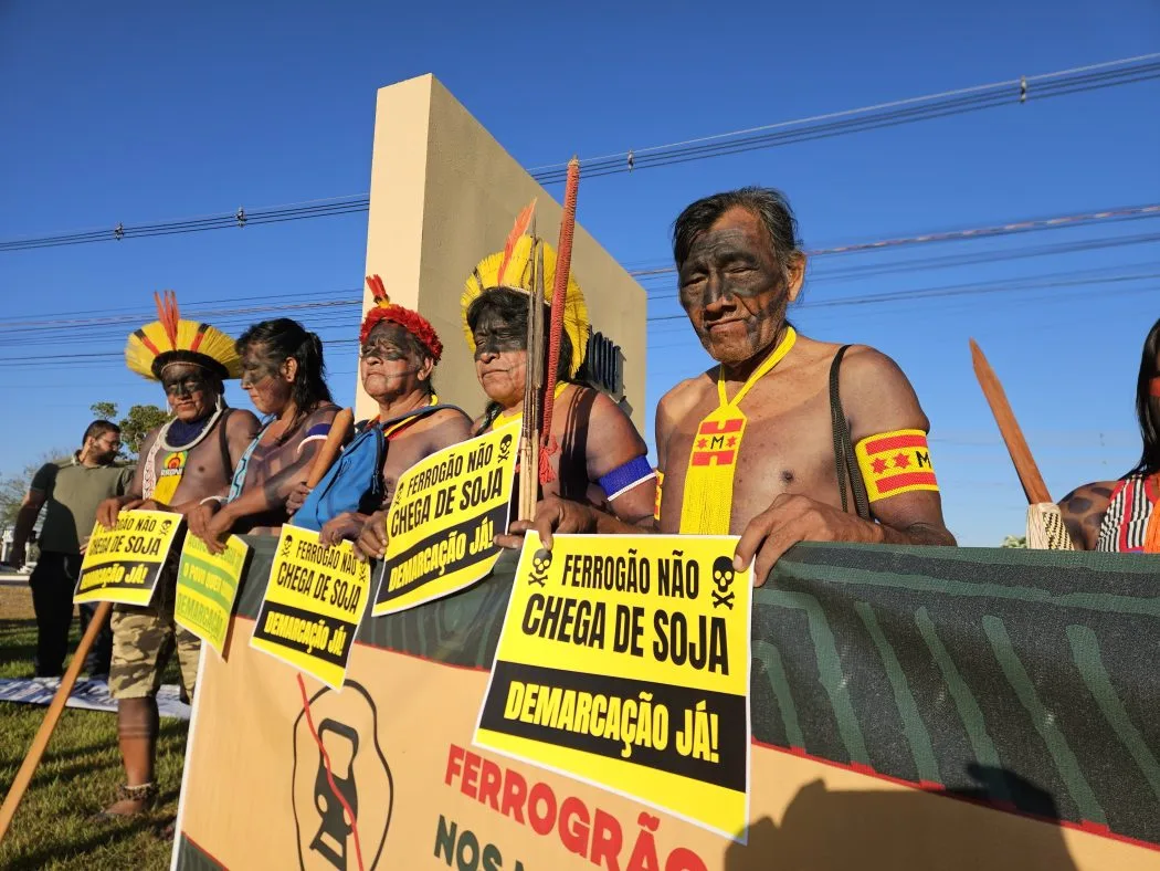 Indígenas e movimentos sociais protestaram em Cuiabá nesta manhã (14/08) contra o marco temporal, projetos de infraestrutura e evento que questiona demarcações de terras. Foto: Aliança Ferrogrão Não
