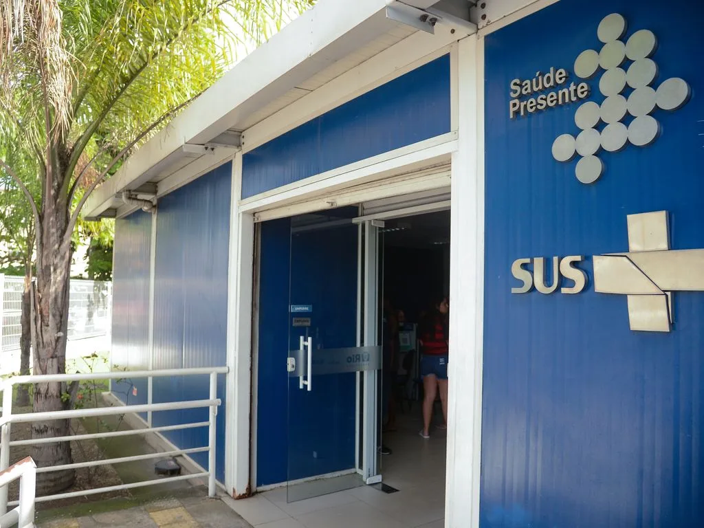 Fachada da Clínica da Família Pedro Fernandes Filho, em Irajá, na zona norte da capital fluminense.