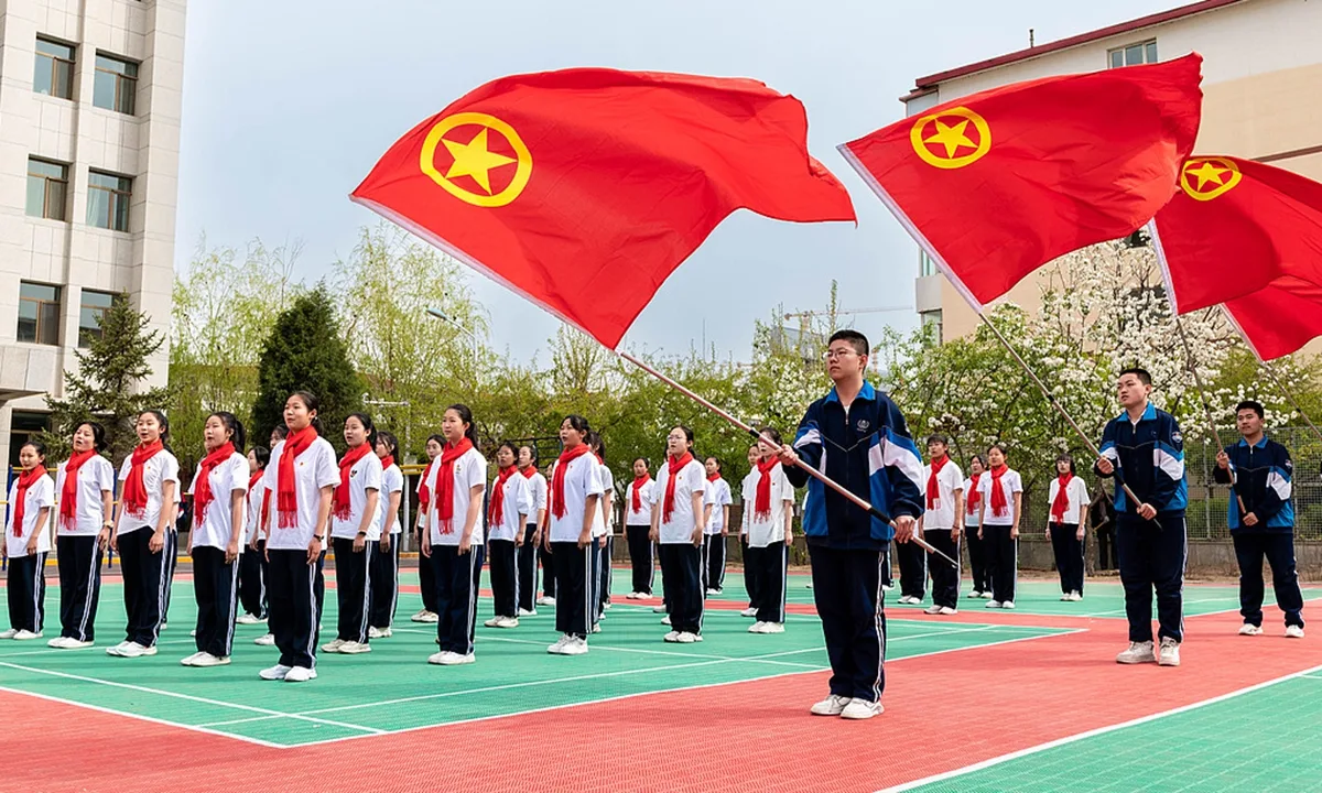 A Liga da Juventude Comunista da China está vinculada ao Partido Comunista da China e atua na formação política, social e organizacional de jovens entre 14 e 28 anos. Fundada em 1922, a entidade é descrita pela Constituição do partido como “assistente e força de reserva” do PCCh.