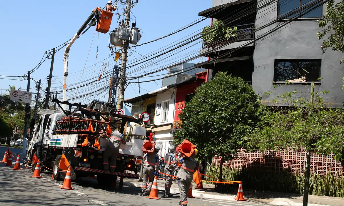 Funcionários da Enel trabalhando para reestabelecer energia