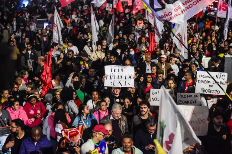 ‘Sem transição’, manifestantes fecham a Avenida Paulista pelo fim da escala 6x1