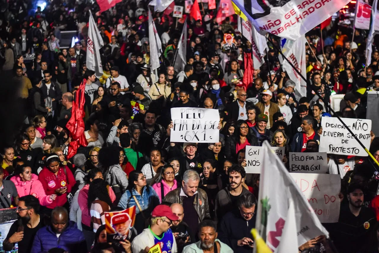 Manifestantes fecham a Avenida Paulista pelo fim da escala 6x1.