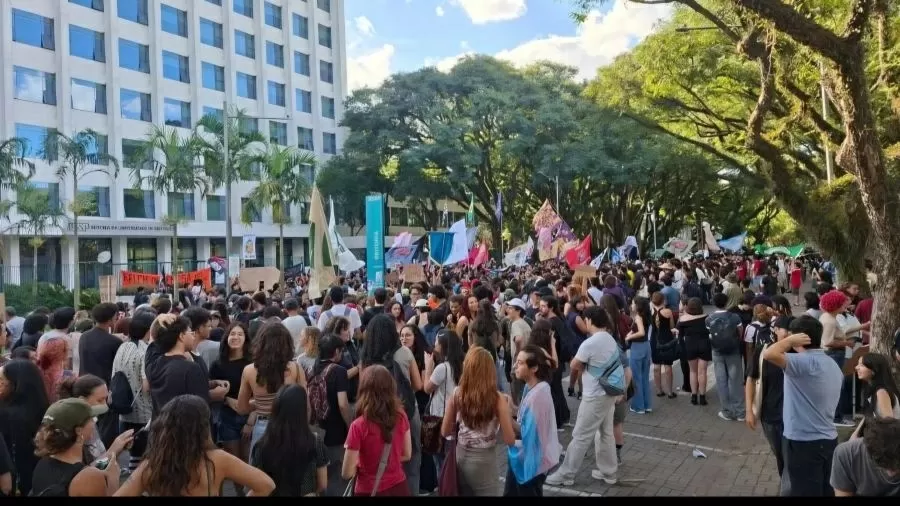 Estudantes em frente à reitoria da USP; greve já dura três semanas Imagem: Reprodução/Instagram/@dceusp… - Veja mais em https://noticias.uol.com.br/ultimas-noticias/agencia-estado/2026/05/07/em-greve-estudantes-da-usp-bloqueiam-reitoria-com-cordao-humano-e-cobram-novas-negociacoes.htm?iap=true&uol_app=foundResult&cmpid=copiaecola
