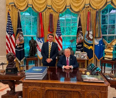 Foto publicada por Flávio Bolsonaro após encontro com Donald Trump.