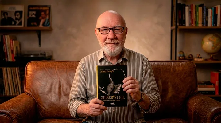 Jornalista Juarez Fonseca anuncia o lançamento do livro "Gilberto Gil – O Tempo é o nada que é tudo"