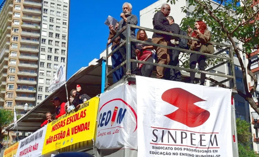 Professores da rede municipal de São Paulo realizam ato durante o 16º dia de greve em frente à Prefeitura, nesta quarta-feira (13/5) | Divulgação/Graça Donegati/Sinpeem Leia mais em: https://www.gazetasp.com.br/cotidiano/greve-dos-professores-reajuste-e-recusado-e-impasse-chega-a-3a/1178284/