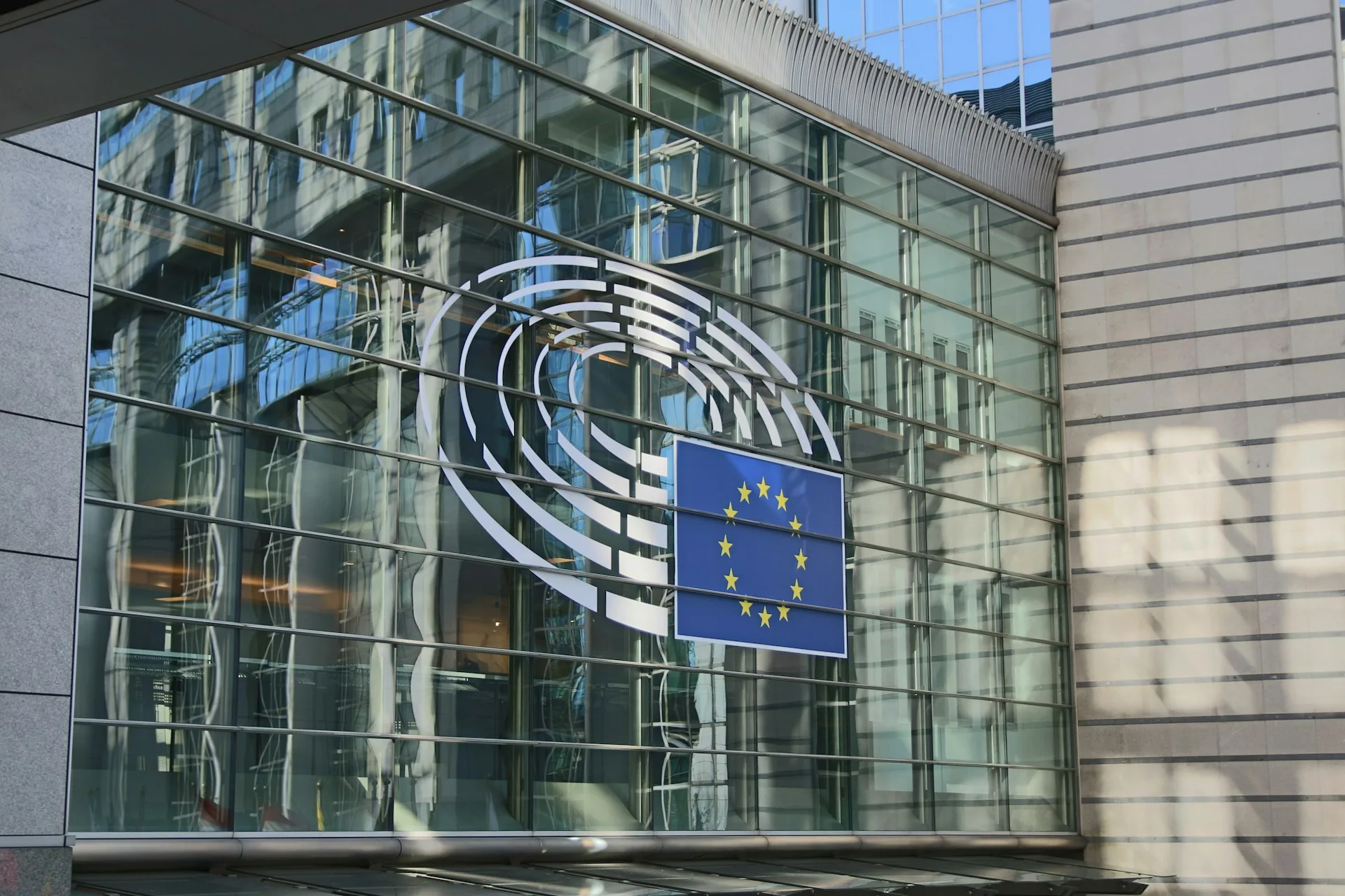 O que choca os europeus hoje é que Trump parece disposto, quando os interesses americanos assim o exigem, a infligir danos colaterais à própria Europa, que é o segundo — e outrora, o principal — pilar do mundo ocidental
