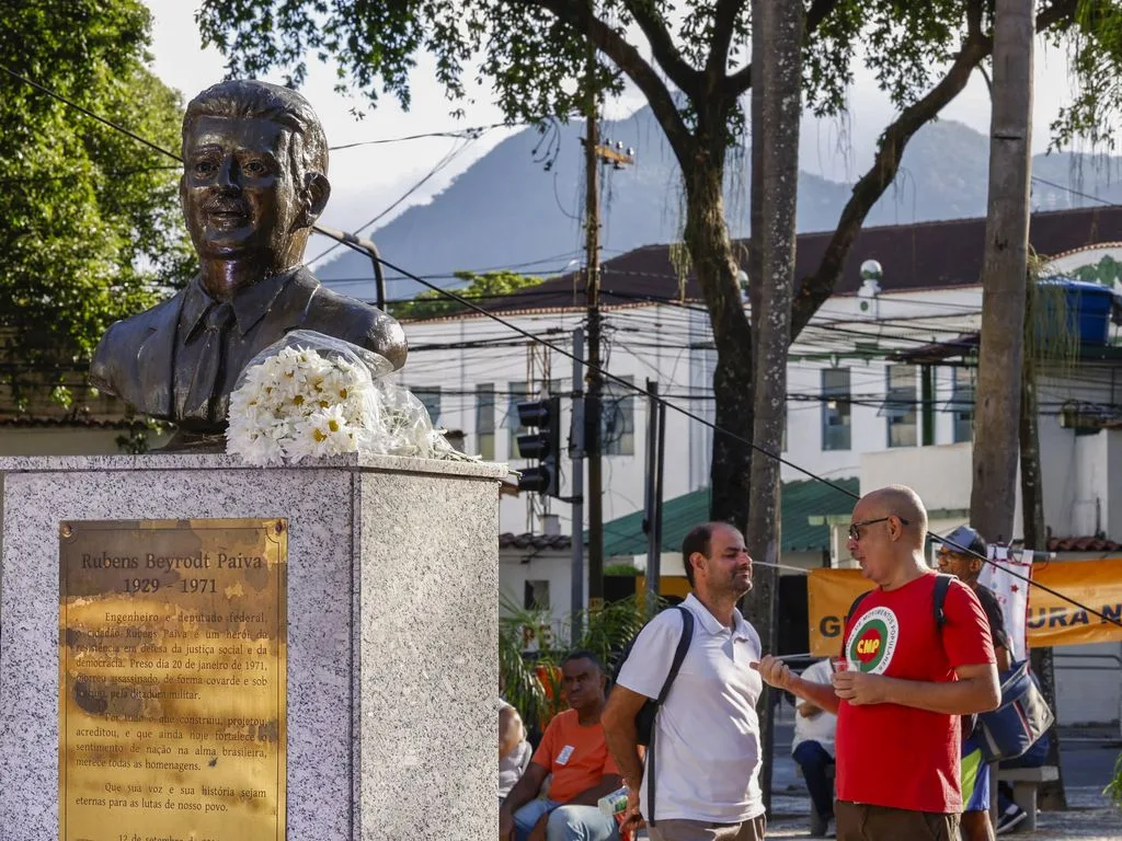 Movimentos populares e organizações da sociedade civil realizam ato "Ocupa Rubens Paiva" em março de 2025 em frente ao antigo prédio do DOI-Codi. Memorial em homenagem ao deputado assassinado pela ditadura foi construído em frente ao antigo órgão de tortura