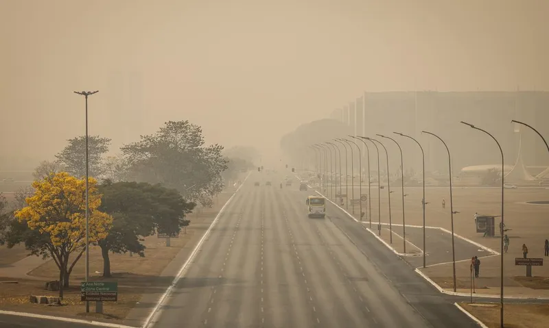 Cenários de seca, queimadas e redução da umidade do ar preocupam especialistas diante da possibilidade de eventos climáticos extremos.