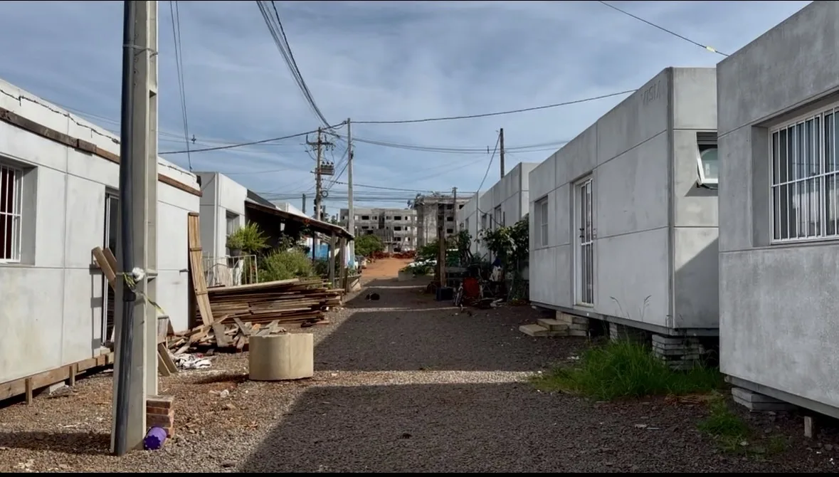 Desabrigados seguem vivendo em containers em algumas cidades gaúchas atingidas pela enchente histórica de 2024