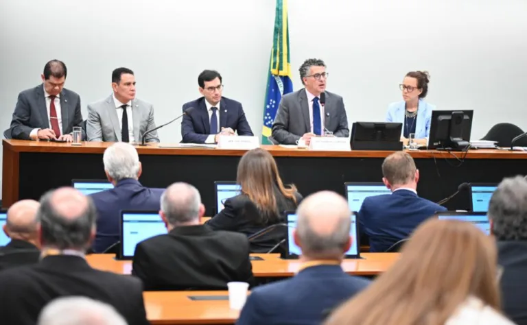 Parecer sobre o fim da escala 6x1 pode ser votado em 26 de maio, segundo relator