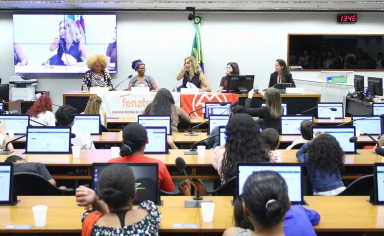 Escala 6x1 adoece mulheres e amplia desigualdades, denunciam trabalhadoras na Câmara