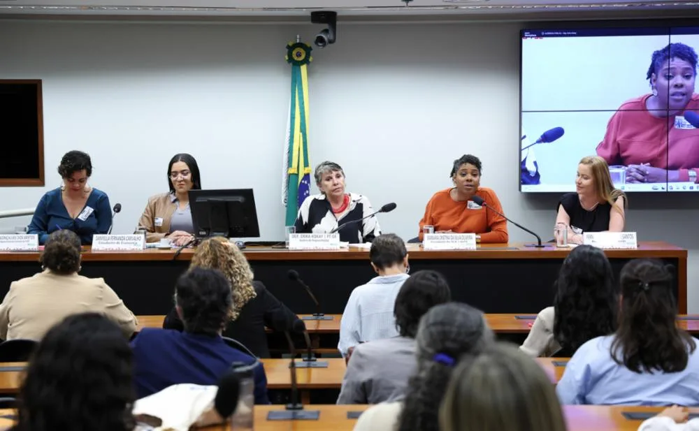 Debate reuniu estudantes, docentes e parlamentares para discutir o futuro da universidade.