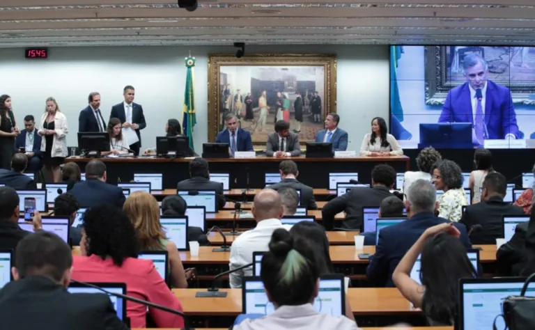 Câmara adia análise da PEC da maioridade penal após sessão ser interrompida