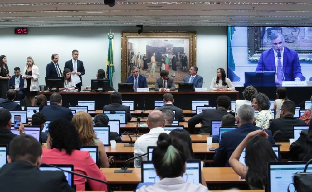 Deputados acompanharam a leitura do parecer sobre a PEC durante reunião da CCJC na Câmara dos Deputados.