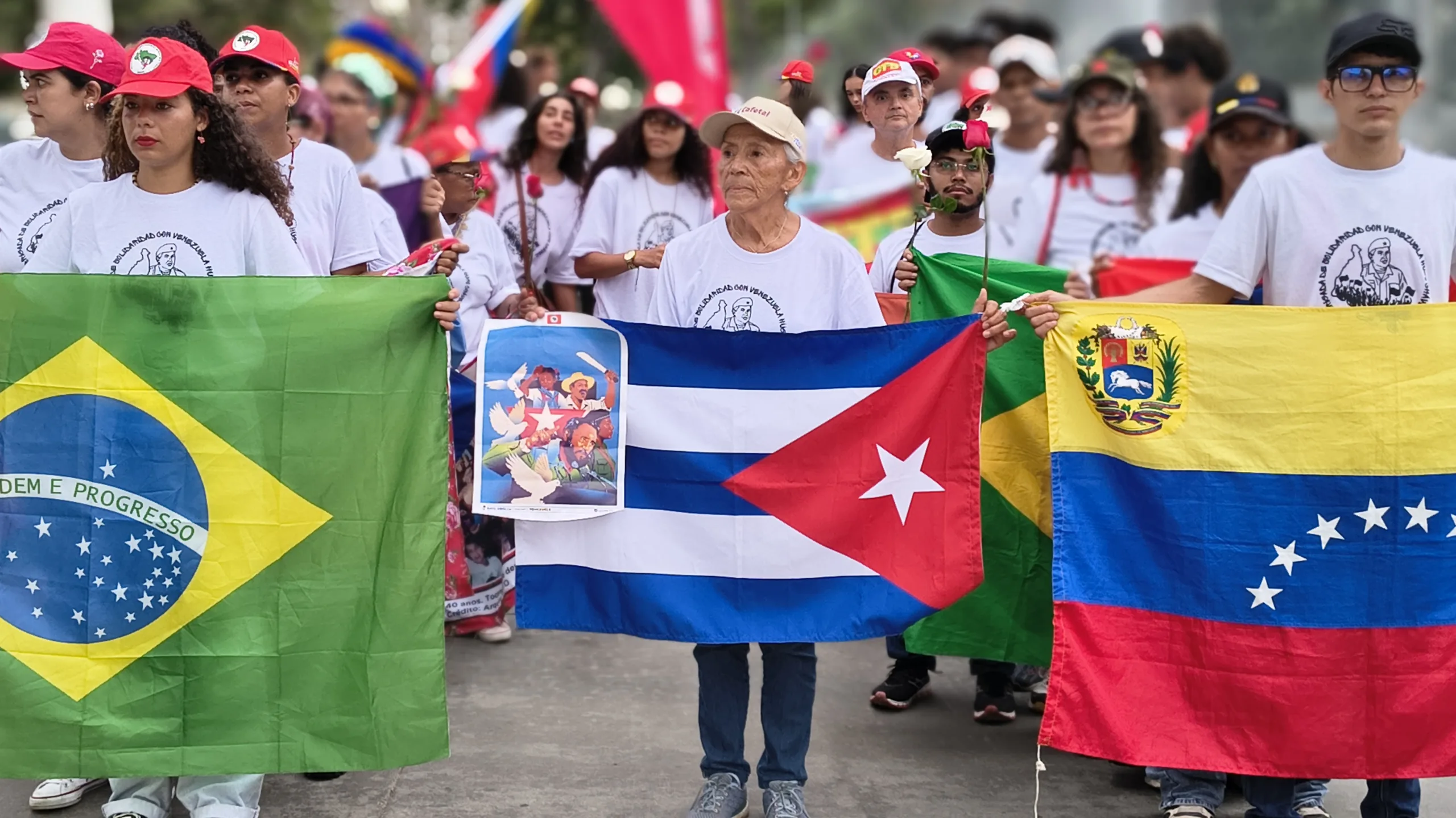 Antes de retornar ao Brasil, brigadistas prestaram homenagem aos soldados venezuelanos e cubanos mortos no ataque estadunidense ao país em 3 de janeiro.