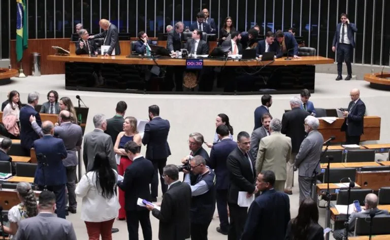 Plenário da Câmara dos Deputados durante discussão e votação de propostas legislativas Fonte: Agência Câmara de Notícias