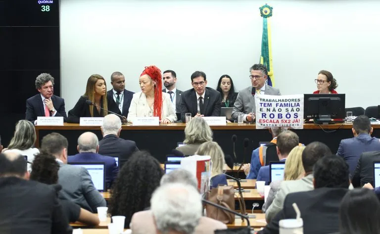 Fim da escala 6x1: comissão da Câmara vota relatório hoje 