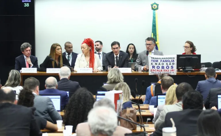 Após pedido de vista do PL, votação do parecer do fim da escala 6x1 será retomada na quarta 