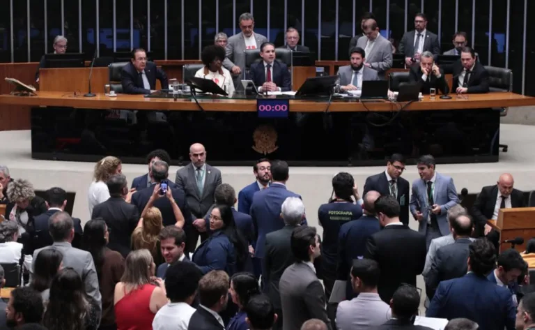 Veja quem são os deputados que votaram contra o fim da escala 6x1; PL e Novo dominam lista