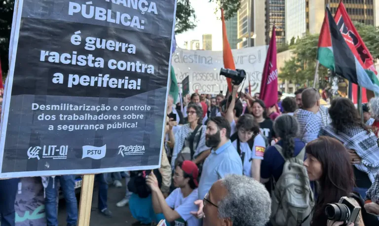 Cordão da Mentira faz ato na Paulista para lembrar Crimes de Maio