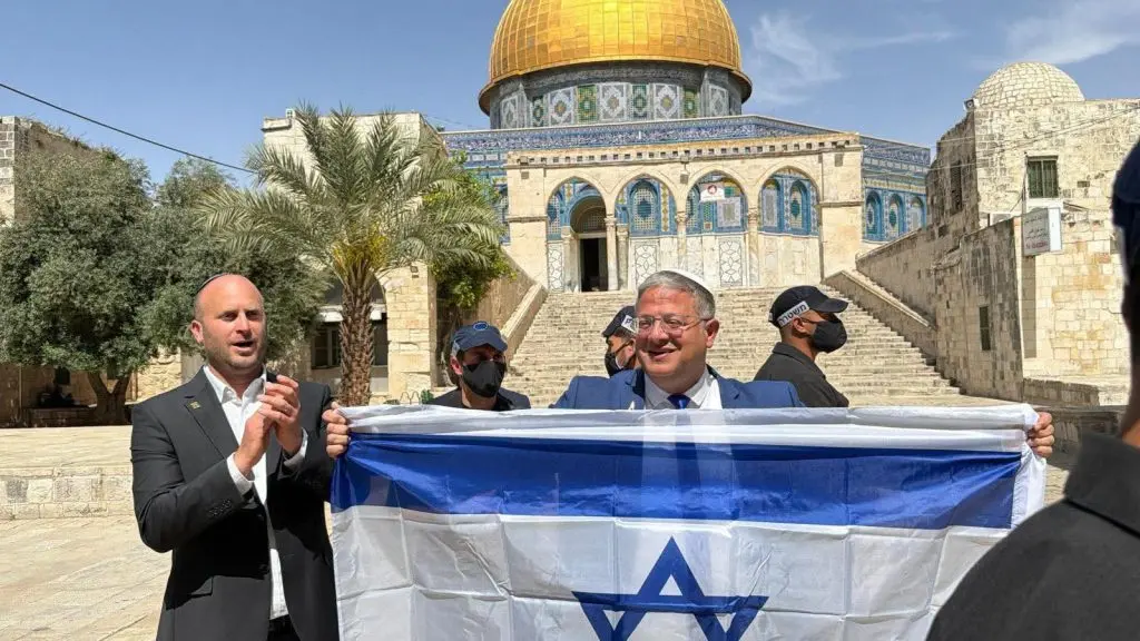 Políticos abrem a bandeira de Israel em frente à Mesquita de Al-Aqsa.