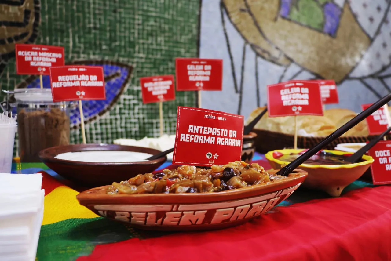 Mesa de café da manhã disposta com alimentos provenientes da reforma agrária