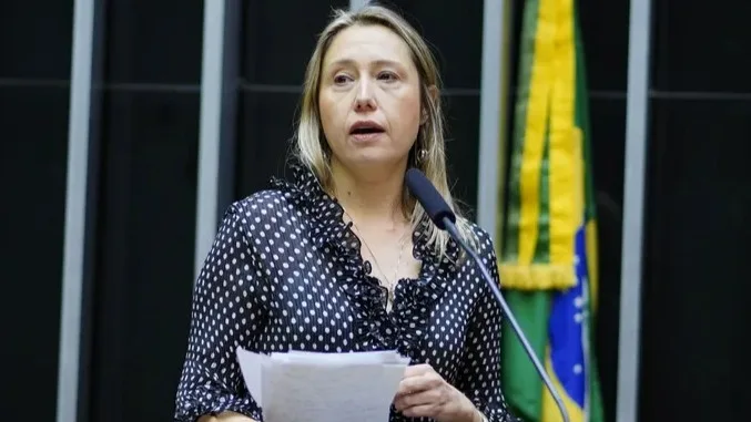A especialista em agrotóxicos Larissa Bombardi celebra iniciativa do governo brasileiro